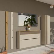 Garderoben-Set in modernem Design, bestehend aus einem hohen Schrank, einer Wandgarderobe mit Haken, einem Spiegel und einem Schuhschrank mit zwei Schubladen. Perspektive: Frontalansicht.