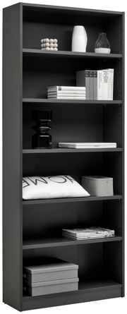 Schwarzes Regal mit mehreren Fächern, gefüllt mit Büchern, Dekorationsgegenständen und Aufbewahrungsboxen, seitliche Perspektive