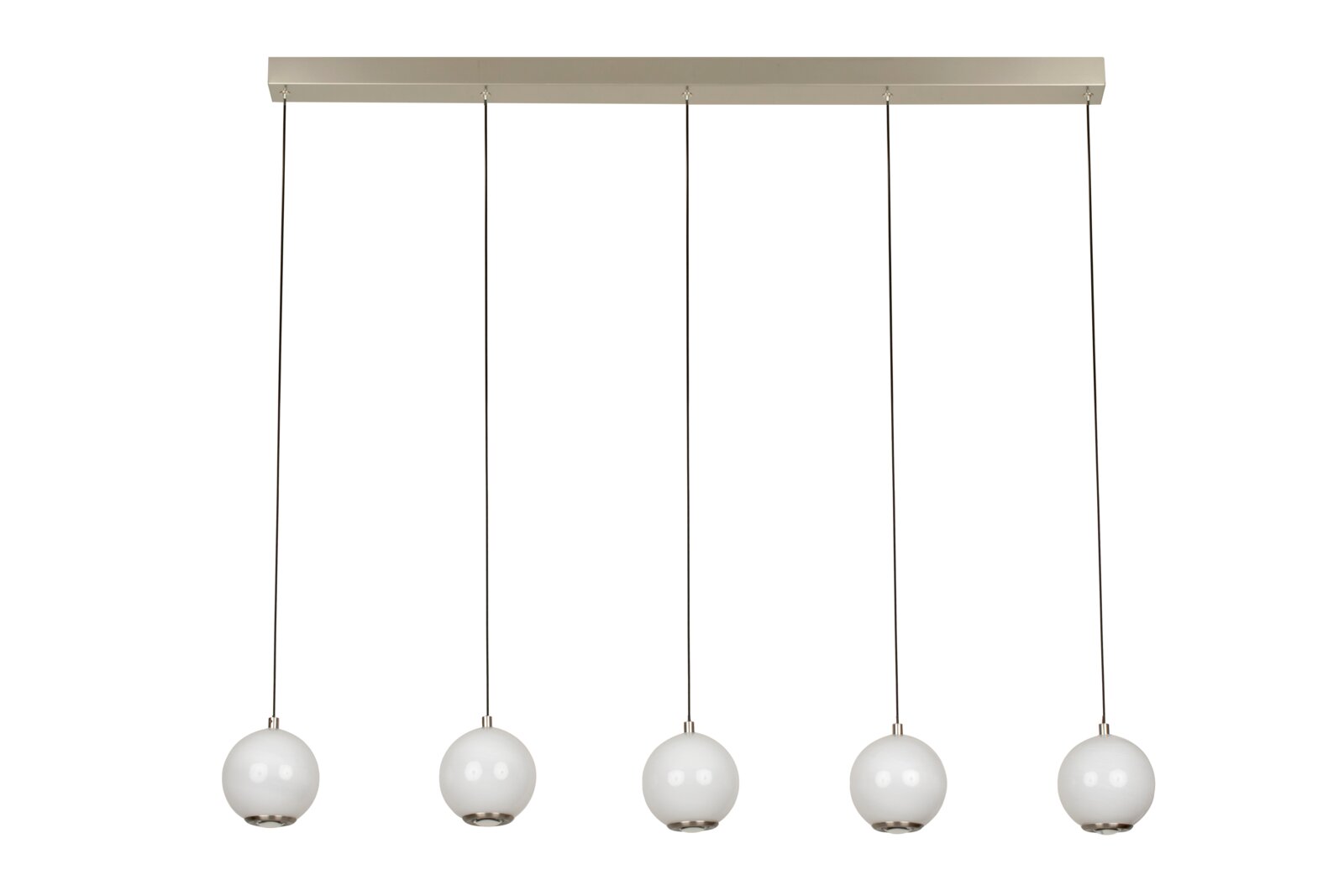 Moderne LED-Hängeleuchte mit fünf kugelförmigen, weißen Lampenschirmen, von der Seite betrachtet.