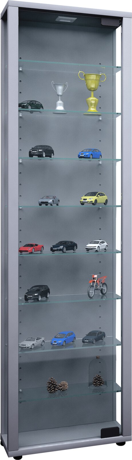 Hohe Glasvitrine in Silber mit mehreren Glasböden und LED-Deckenlicht, gefüllt mit Modellautos, Pokalen und Deko; frontale Ansicht leicht von rechts.
