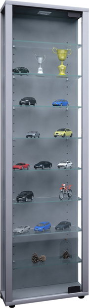 Hohe Glasvitrine in Silber mit mehreren Glasböden und LED-Deckenlicht, gefüllt mit Modellautos, Pokalen und Deko; frontale Ansicht leicht von rechts.