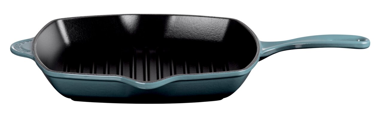 Grillpfanne 26cm Ocean in schräger Perspektive, zeigt die geriffelte Innenfläche und den langen Griff.