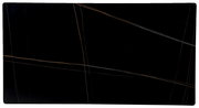 Draufsicht auf eine schwarze Tischplatte mit feinen, diagonalen Linien in Braun- und Grautönen.