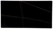 Draufsicht auf eine schwarze Tischplatte mit feinen, diagonalen Linien in Braun- und Grautönen.