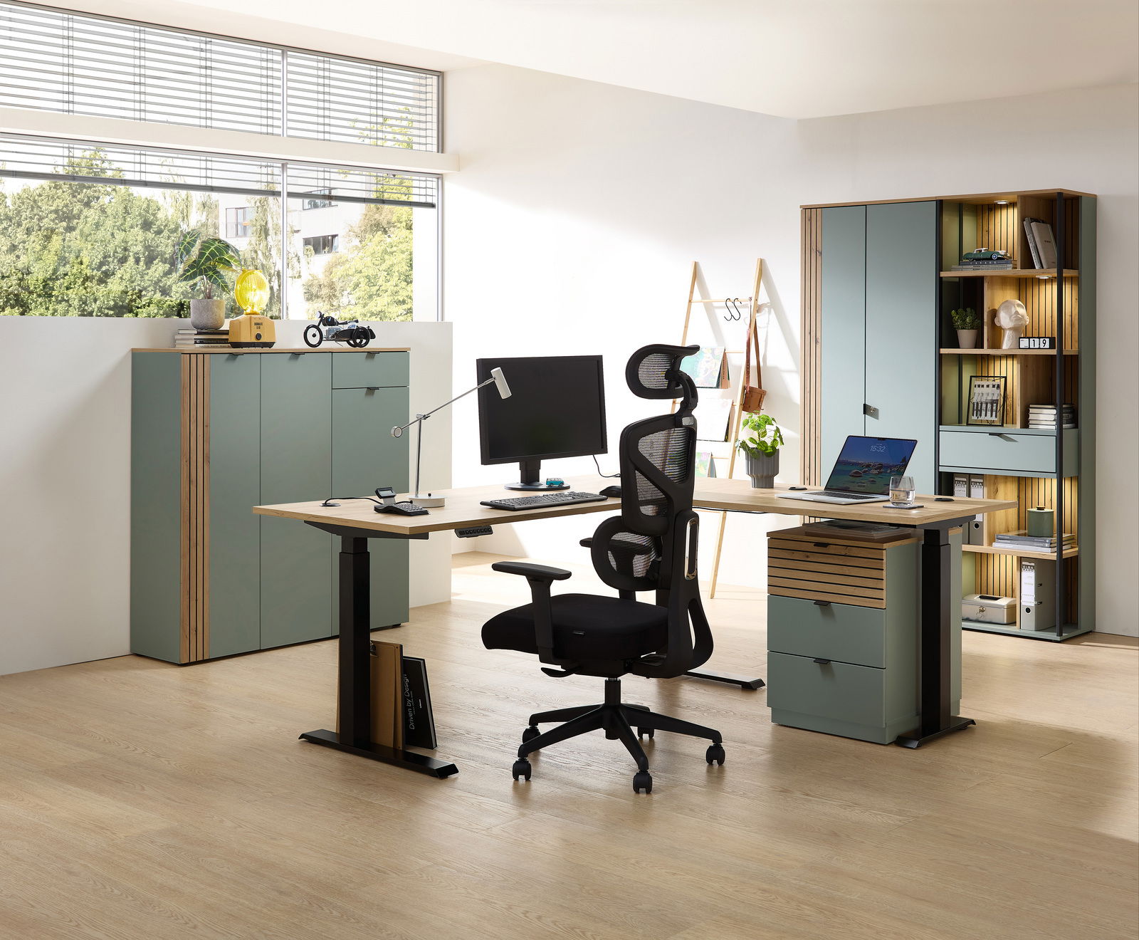 Moderner Drehstuhl in einem stilvollen Büro, seitliche Perspektive