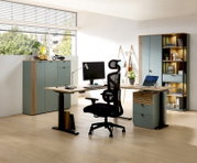 Moderner Drehstuhl in einem stilvollen Büro, seitliche Perspektive