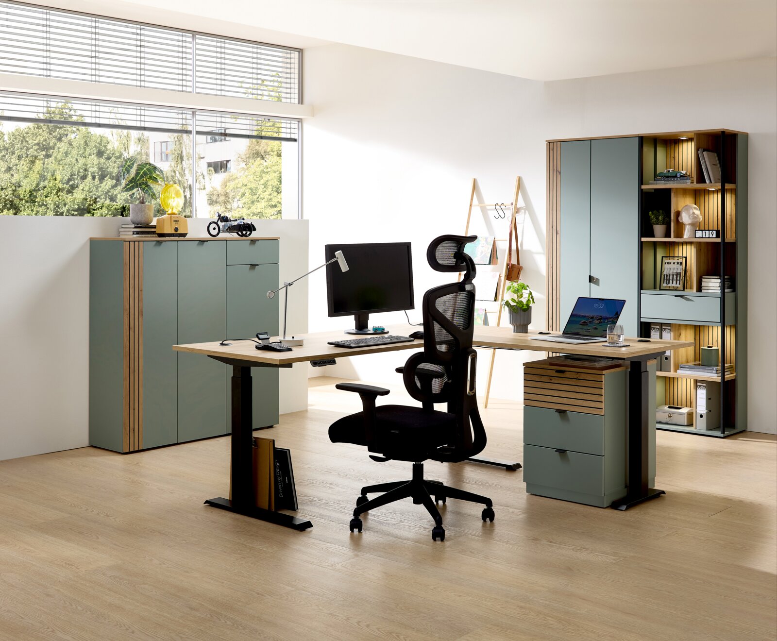 Moderner Drehstuhl in einem stilvollen Büro, seitliche Perspektive