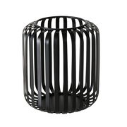Schwarzes, rundes Windlicht Viki aus Metall mit vertikalen Streben, seitliche Perspektive.