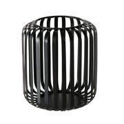 Schwarzes, rundes Windlicht Viki aus Metall mit vertikalen Streben, seitliche Perspektive.