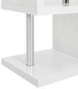 Nahaufnahme eines kleinen weißen Regals mit glänzenden Metallstützen, seitliche Perspektive