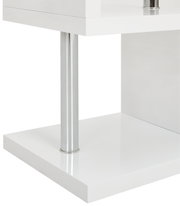 Nahaufnahme eines kleinen weißen Regals mit glänzenden Metallstützen, seitliche Perspektive