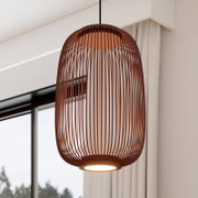 Moderne Hängeleuchte mit ovalem, kupferfarbenem Stabgitter-Lampenschirm und warmem Licht, Innenraumaufnahme aus leicht seitlicher Untersicht