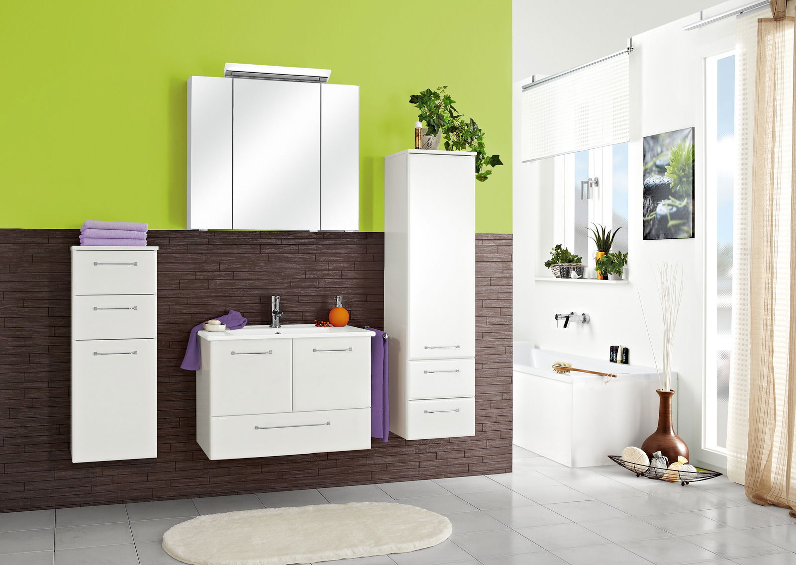 Moderner Badezimmerbereich mit Waschtischunterschrank, Keramikwaschtisch und Spiegelschrank in einer stilvollen, hellen Umgebung. Frontalansicht.