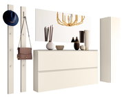 Garderobenset in Cremefarbe mit Spiegel, Hakenleiste, Schrank und Dekorationen, frontal betrachtet.