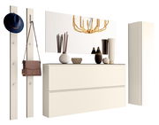 Garderobenset in Cremefarbe mit Spiegel, Hakenleiste, Schrank und Dekorationen, frontal betrachtet.