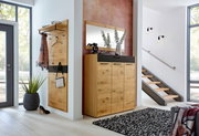 Moderne Garderobeneinrichtung mit Holzpaneel, Spiegel und Schuhschrank in einem hellen Flur. Perspektive von vorne.