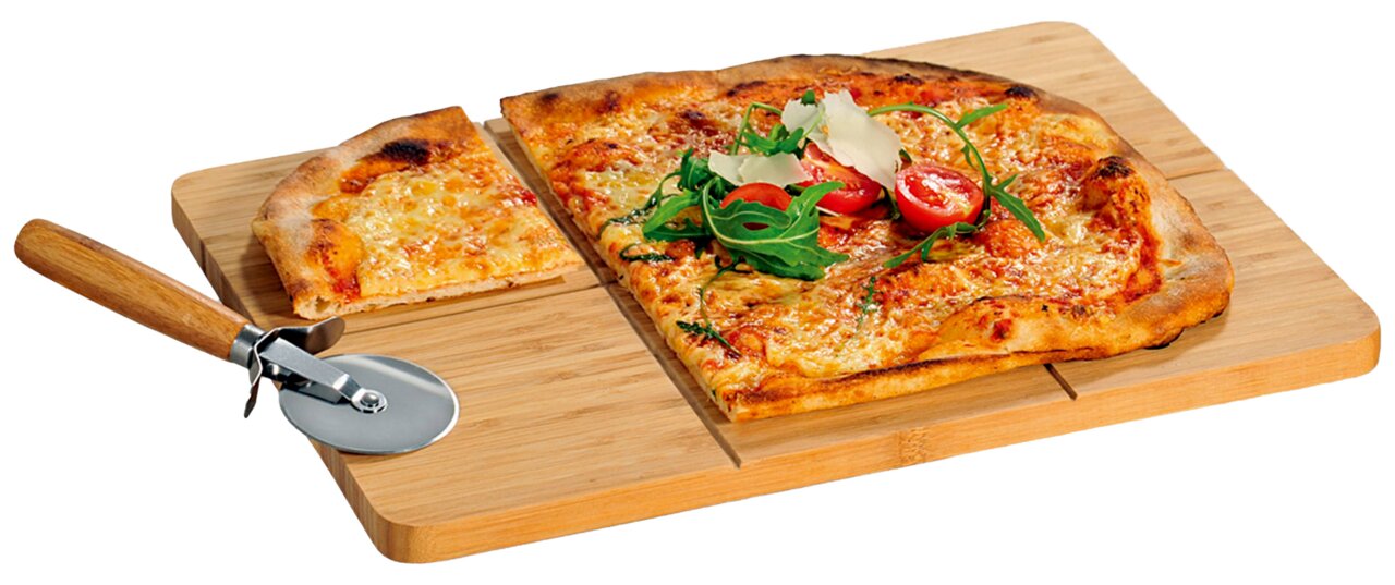 Pizzabrett aus Bambus mit einem Pizzaschneider und einer frisch gebackenen Pizza, fotografiert aus einer leicht schrägen Perspektive.