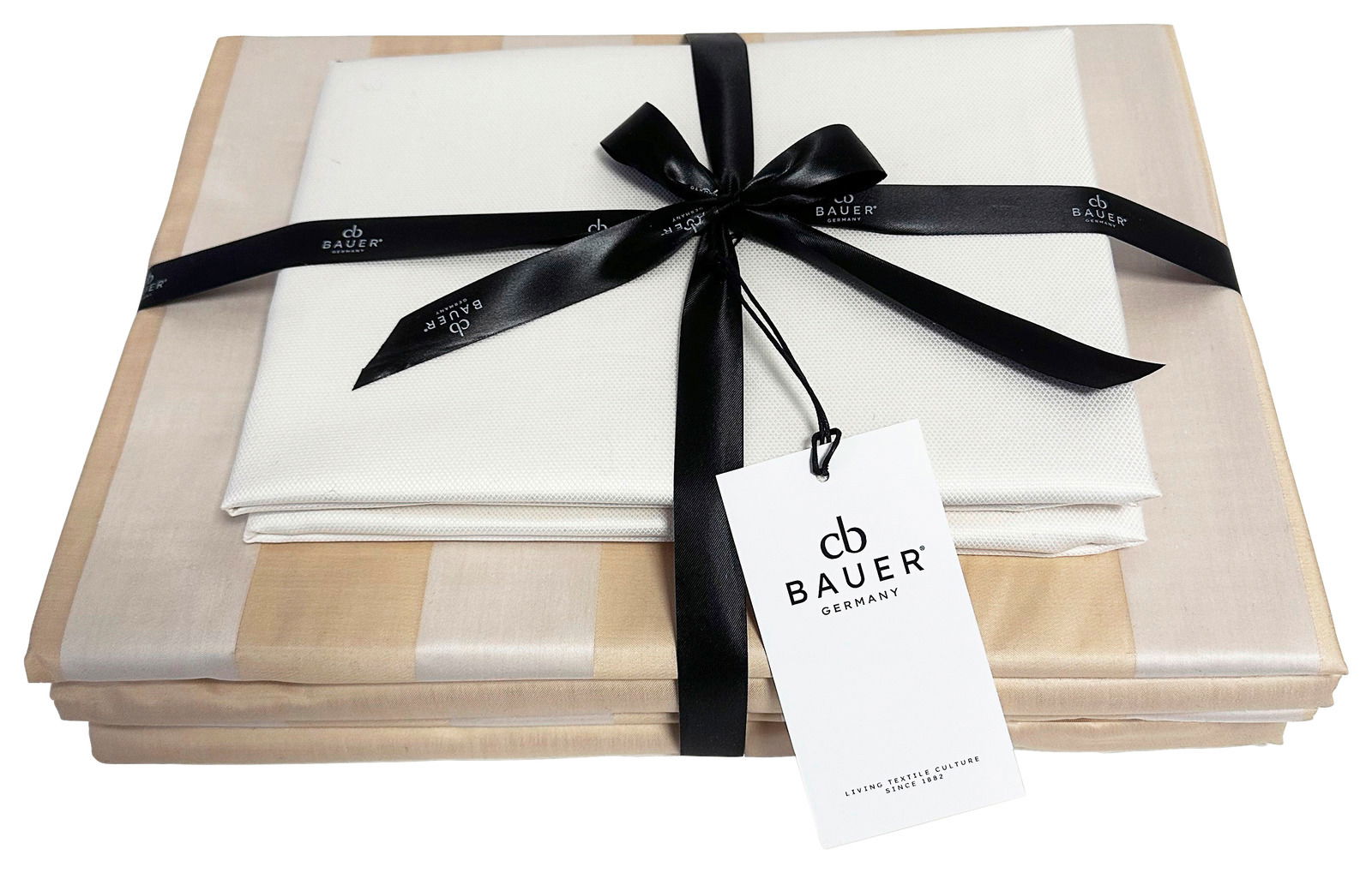 Bauer (Kurt Bauer) Bettwäschen Set COMO/TENDER Bettwäschen Set von Bauer Germany, elegant verpackt mit schwarzer Schleife und Etikett, aus der Vogelperspektive.