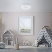 LED-Deckenleuchte in einem Kinderzimmer, von unten betrachtet, mit sanftem, weißem Licht und einem modernen Design.