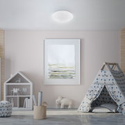 LED-Deckenleuchte in einem Kinderzimmer, von unten betrachtet, mit sanftem, weißem Licht und einem modernen Design.
