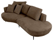 Braunes, modernes Sofa mit Ottomane links, runde Form, vier Kissen, seitliche Perspektive
