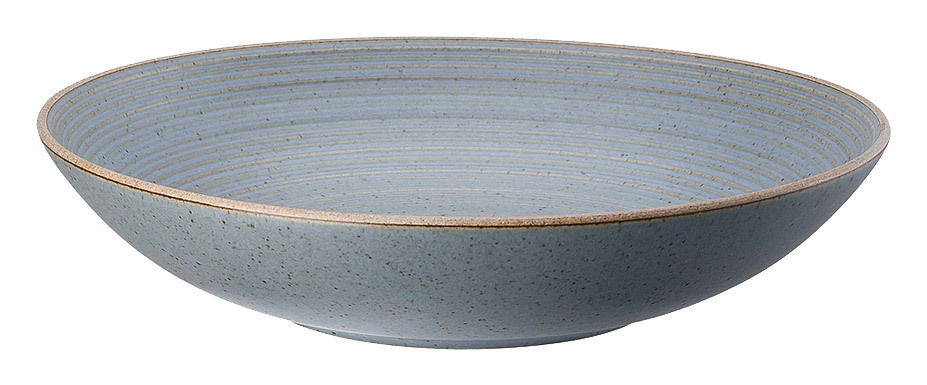 Seitliche Ansicht eines blauen Suppentellers mit feinen Streifen und rustikalem Design.