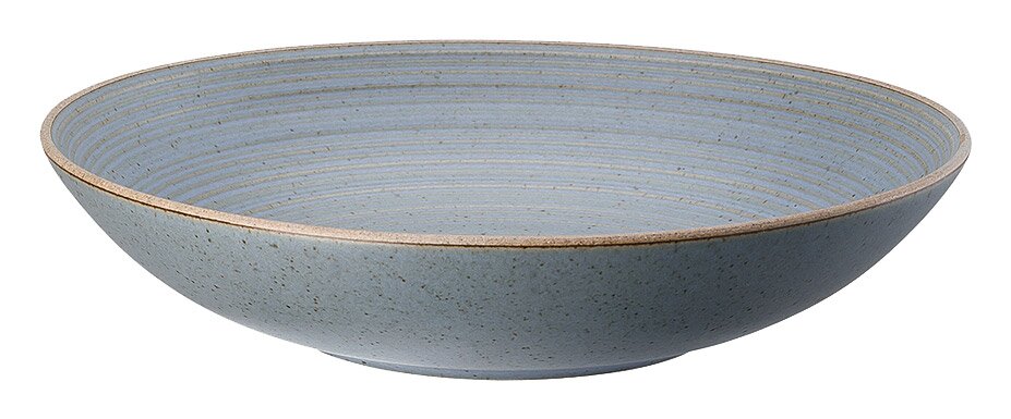 Seitliche Ansicht eines blauen Suppentellers mit feinen Streifen und rustikalem Design.