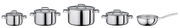 Fünfteiliges Topf-Set FINESSE2+ aus Edelstahl, bestehend aus vier Töpfen mit Deckeln und einer Stielkasserolle, seitliche Perspektive.