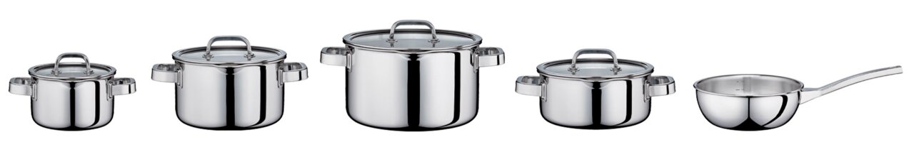 Fünfteiliges Topf-Set FINESSE2+ aus Edelstahl, bestehend aus vier Töpfen mit Deckeln und einer Stielkasserolle, seitliche Perspektive.