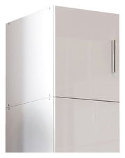 Weißer, moderner Schrankaufsatz mit Metallgriff, seitliche Perspektive