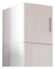 Weißer, moderner Schrankaufsatz mit Metallgriff, seitliche Perspektive