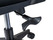 Nahaufnahme eines Drehstuhls mit Fokus auf die Höhenverstellung und Rollen, seitliche Perspektive.