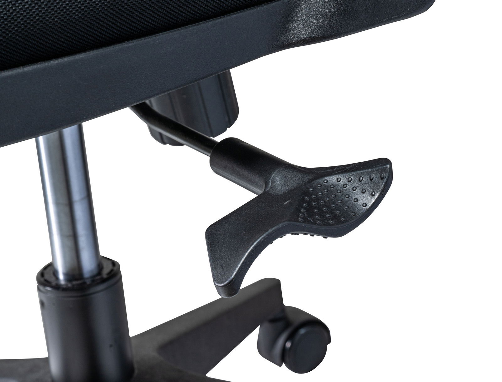 Nahaufnahme eines Drehstuhls mit Fokus auf die Höhenverstellung und Rollen, seitliche Perspektive.