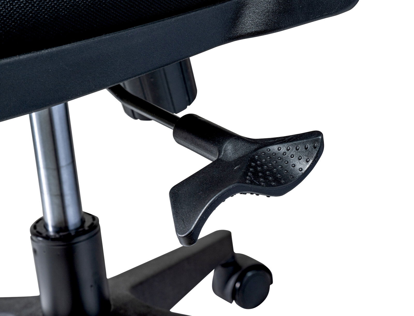 Nahaufnahme eines Drehstuhls mit Fokus auf die Höhenverstellung und Rollen, seitliche Perspektive.