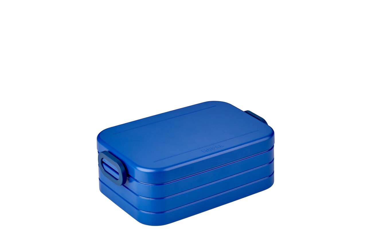 Levendig blauwe plastic lunchbox, rechthoekig met afgeronde hoeken, sluitingen aan de zijkanten, gezien vanuit een schuine hoek van bovenaf.