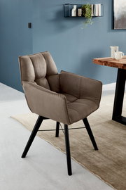 Brauner Armlehnenstuhl mit gepolstertem Sitz und Rückenlehne, schwarzem Metallgestell, seitliche Perspektive.