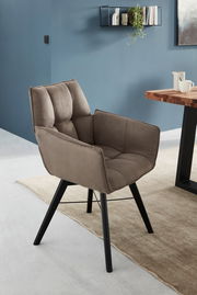 Brauner Armlehnenstuhl mit gepolstertem Sitz und Rückenlehne, schwarzem Metallgestell, seitliche Perspektive.