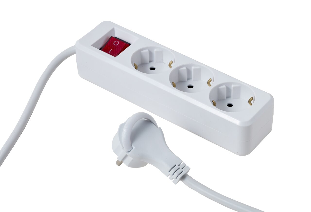 Weiße Steckdosenleiste mit drei Steckplätzen und rotem Ein-/Ausschalter, seitliche Perspektive