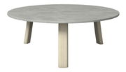 Runder Loungetisch mit grauer Tischplatte und hellen Holzbeinen, seitliche Perspektive
