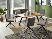 Esszimmer mit modernem Tisch und Bank in Holzoptik, umgeben von grauen Stühlen. Die Perspektive zeigt den Raum von schräg oben.