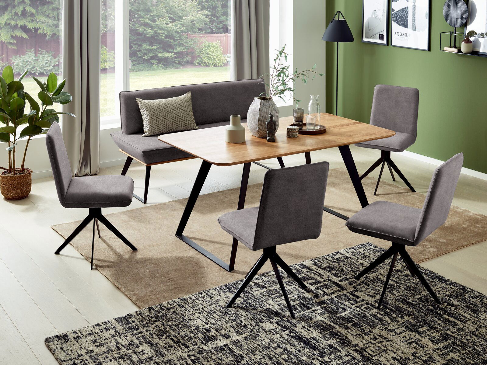 Voleo Bank MALIBU Esszimmer mit modernem Tisch und Bank in Holzoptik, umgeben von grauen Stühlen. Die Perspektive zeigt den Raum von schräg oben.