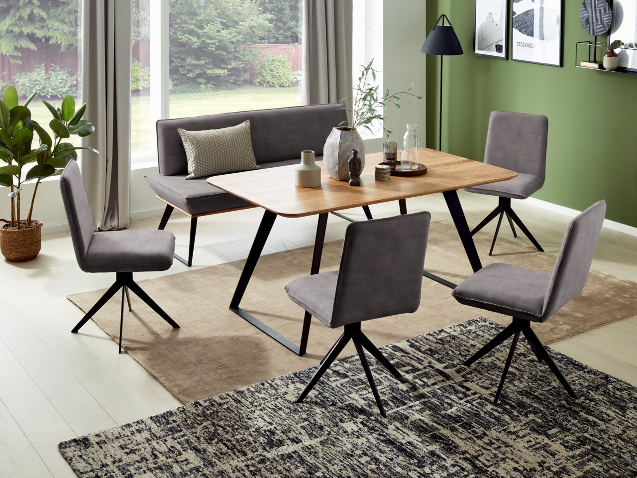 Voleo Bank MALIBU Esszimmer mit modernem Tisch und Bank in Holzoptik, umgeben von grauen Stühlen. Die Perspektive zeigt den Raum von schräg oben.