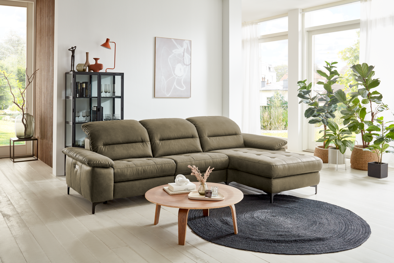 Gemütliche Longchairkombination PURE COMFORT 820 in einem modernen Wohnzimmer, seitliche Perspektive