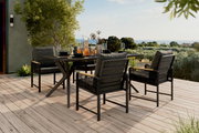 Moderner Gartenstuhl auf einer Terrasse mit Blick auf die Landschaft, umgeben von einem stilvollen Esstisch-Set.