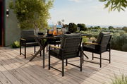 Moderner Gartenstuhl auf einer Terrasse mit Blick auf die Landschaft, umgeben von einem stilvollen Esstisch-Set.