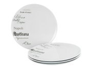 Weiße runde Pizzateller mit italienischer Schrift (u. a. Napoli, Rusticana) auf weißem Hintergrund, ein Teller frontal von oben und ein Stapel leicht schräg aus seitlicher Perspektive.