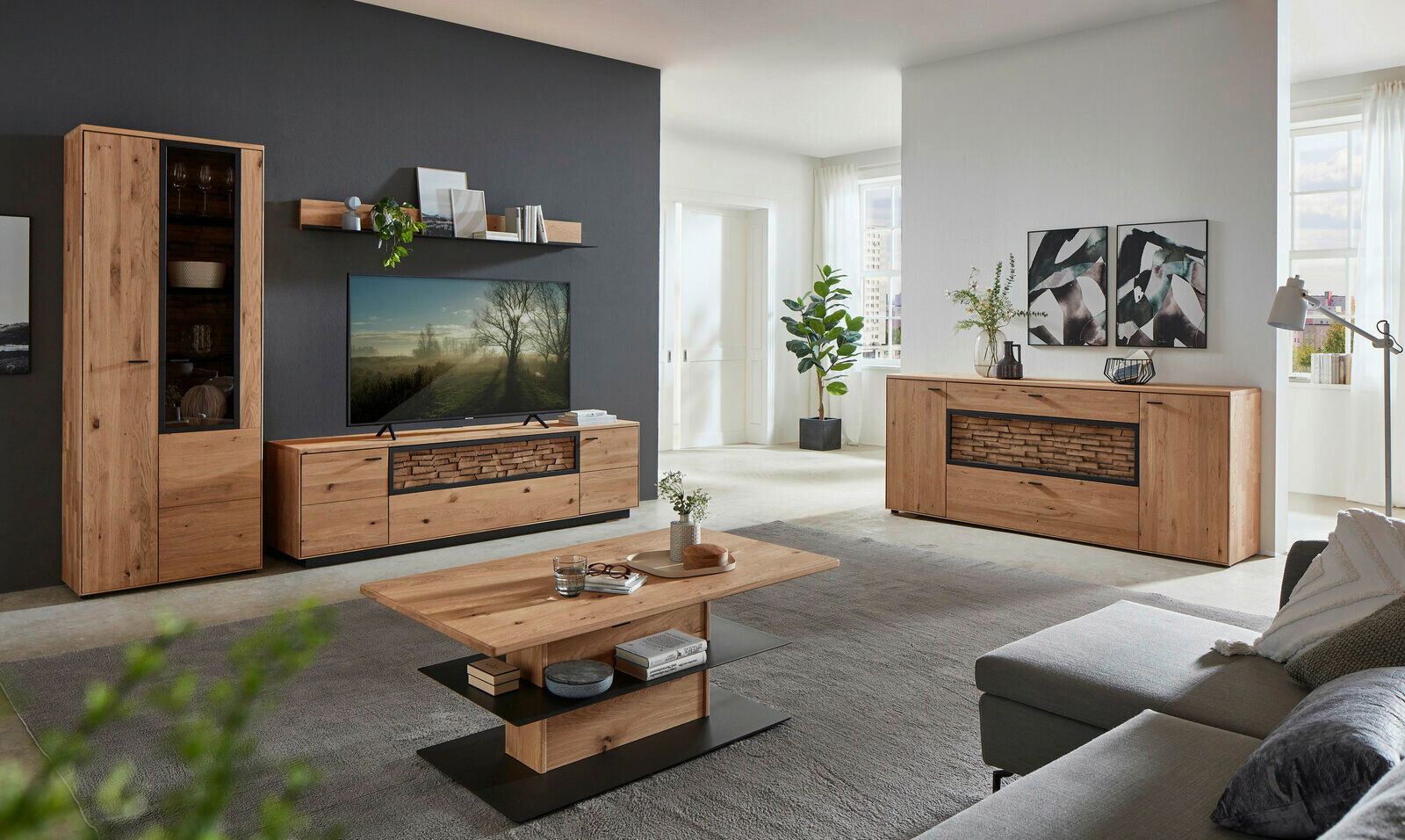 Wandboard aus Holz in einem modernen Wohnzimmer, frontal betrachtet, mit Dekorationen wie Pflanzen und Büchern.
