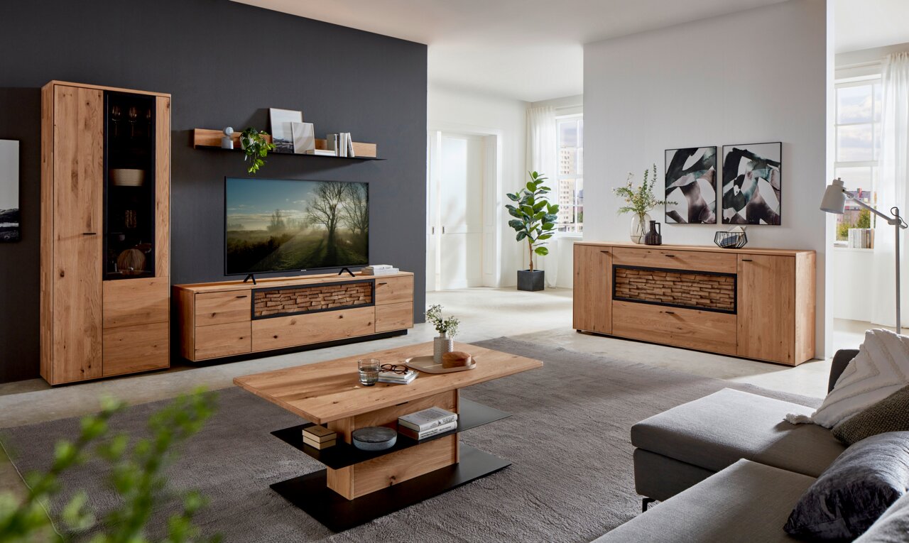 Houten wandplank in een moderne woonkamer, gezien vanaf de voorkant, met decoraties zoals planten en boeken.