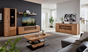 Houten wandplank in een moderne woonkamer, gezien vanaf de voorkant, met decoraties zoals planten en boeken.