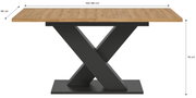 Moderner Esstisch mit Holztischplatte und schwarzem X-förmigem Metallgestell, seitliche Perspektive